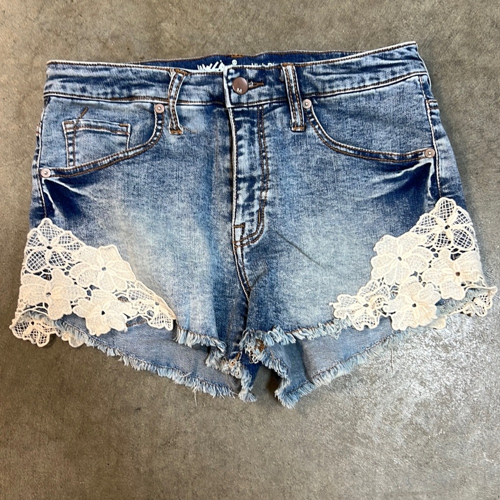 LN Women’s Mossimo High Rise Short Super Stretch size 8/29